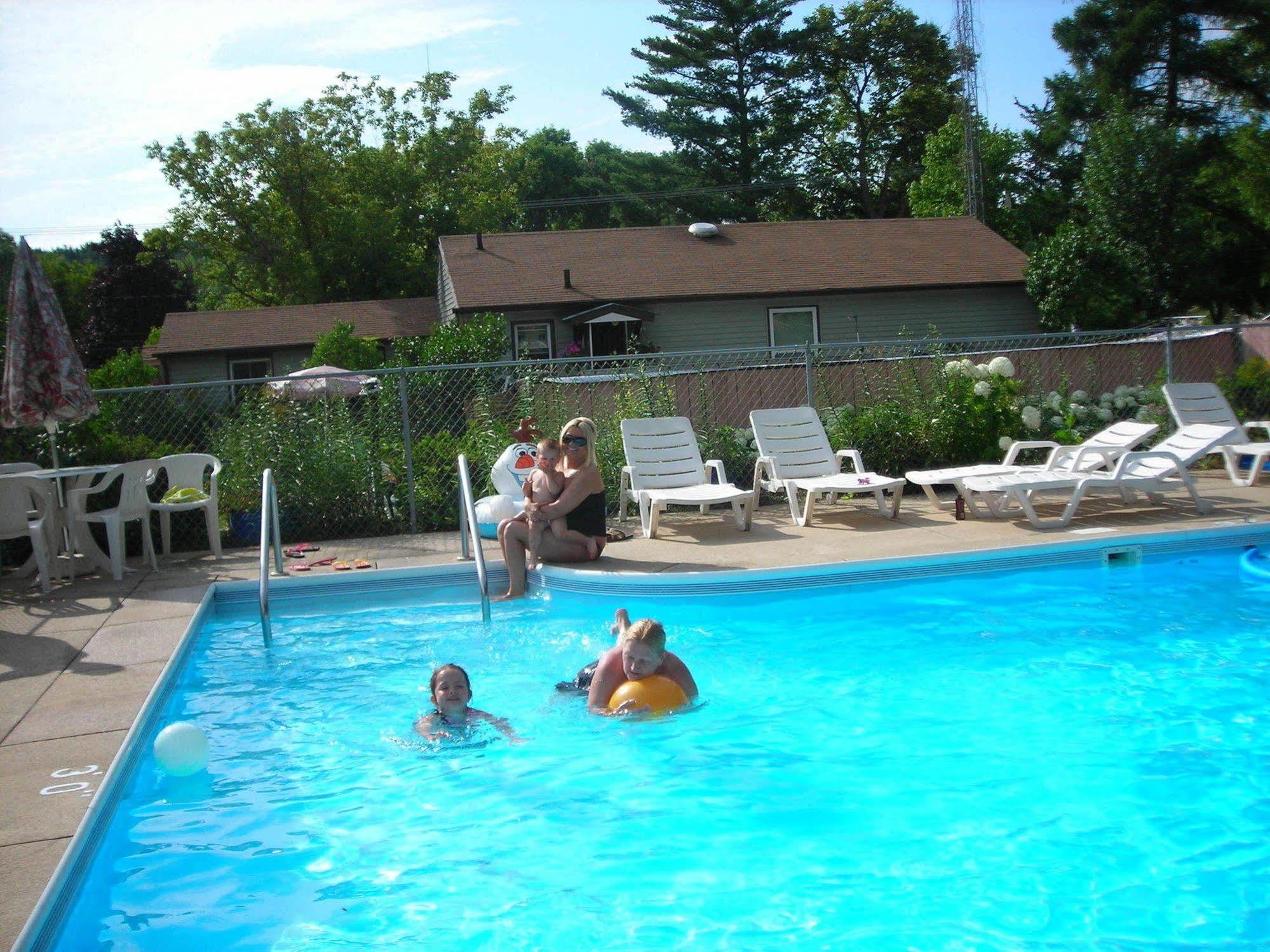 ויסקונסין דלס Deer Trail Motel מראה חיצוני תמונה